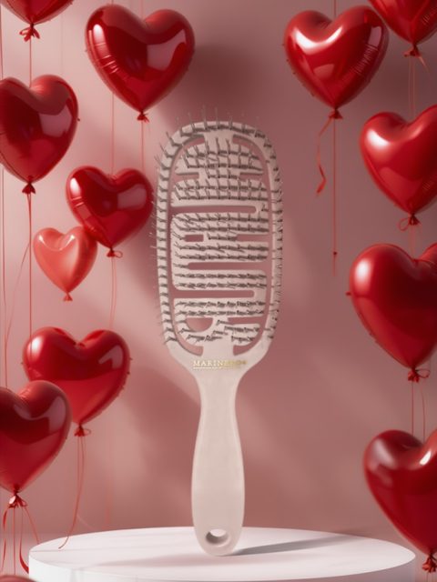 Jeśli Twoja ukochana kocha zadbane włosy
mamy prezent, który będzie z nią każdego dnia 🤍

✨ Nasza autorska szczotka do włosów
– idealna do włosów naturalnych i przedłużanych
– delikatnie rozczesuje, nie szarpie i nie ciągnie
– dba o włosy i komfort noszenia ✨

To must-have w codziennej pielęgnacji
i prezent, który naprawdę się przydaje 💆‍♀️💫

🛍 Szczotkę kupisz:
➡️ stacjonarnie w naszym salonie
➡️ online na naszej stronie internetowej

Bo czasem najmniejsze rzeczy
robią największą różnicę 💖

#brush #szczotkadowłosów #szczotkadowłosówprzedłużanych #extensionhair #przedłużanewłosy