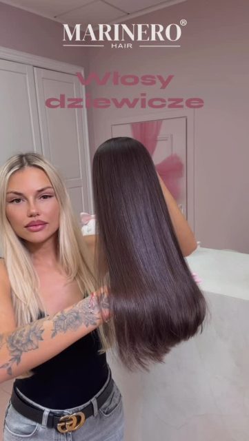Włosy dziewicze w Marinero Hair 🤍

W naszej ofercie znajdziecie zarówno włosy koloryzowane, jak i włosy dziewicze – czyli takie, które nigdy wcześniej nie były farbowane ani poddawane obróbce chemicznej.

To najbardziej naturalny i najwyższej jakości rodzaj włosów. Zachowują swoją pierwotną strukturę, są wyjątkowo miękkie, trwałe i pięknie się układają. Dzięki temu efekt przedłużania wygląda bardzo naturalnie, a włosy mogą służyć przez długi czas przy odpowiedniej pielęgnacji.

Włosy dziewicze szczególnie polecamy osobom, którym zależy na maksymalnie naturalnym efekcie, długiej trwałości oraz najwyższej jakości pasm.

Każdej klientce pomagamy dobrać odpowiedni kolor, długość i objętość tak, aby włosy idealnie komponowały się z jej naturalnymi włosami.

Jeśli marzysz o długich, gęstych i pięknych włosach – zapraszamy do kontaktu w wiadomości prywatnej 💌
Chętnie doradzimy i odpowiemy na wszystkie pytania. ✨

#przedluzaniewlosow #przedłużaniewłosów #przedłużaniewłosówwarszawa #przedłużanewłosy #warszawafryzjer