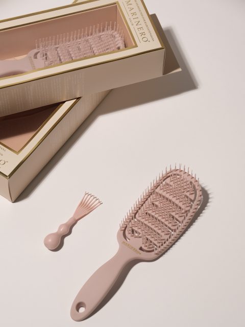 Kształt, którego nie pomylisz z żadnym innym.
To autorski i unikatowy projekt MARINERO HAIR, który stworzyliśmy od podstaw z myślą o połączeniu perfekcyjnej ergonomii, funkcjonalności i estetyki.
Charakterystyczna, wydłużona część czesząca nie jest przypadkiem to świadomy zabieg projektowy. Większa powierzchnia pracy pozwala sprawniej obejmować kolejne partie włosów, dzięki czemu rozczesywanie staje się szybsze, gładsze i bardziej precyzyjne.
Każda linia i każdy detal szczotki zostały przemyślane tak, aby dobrze leżała w dłoni i zapewniała maksymalny komfort podczas codziennej pielęgnacji.
Stworzona zarówno do włosów naturalnych, jak i przedłużanych.
Nie chcieliśmy stworzyć kolejnej zwykłej szczotki. Chcieliśmy stworzyć produkt, który wyróżnia się już od pierwszego spojrzenia i którego różnicę czuć przy każdym użyciu.
MARINERO HAIR
Autorski design. Przemyślana forma. Profesjonalna pielęgnacja.
#hairbrush #hairextensionbrush #szczotkadowłosów #szczotkadowlosowprzedluzanych