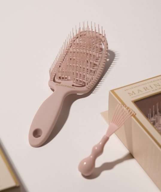 Dopracowana w każdym detalu.
Do każdej szczotki MARINERO HAIR® dołączyliśmy praktyczny przyrząd do czyszczenia, który pozwala precyzyjnie i delikatnie usuwać włosy oraz zanieczyszczenia spomiędzy włosia. Dzięki temu codzienna pielęgnacja szczotki jest szybka i wygodna, a jej włosie pozostaje w doskonałym stanie na dłużej.
Lekka, trwała i wykonana z wysokiej jakości materiałów szczotka MARINERO HAIR® łączy elegancki design z funkcjonalnością i profesjonalnym podejściem do pielęgnacji włosów.
Stworzona z myślą o włosach naturalnych i przedłużanych, aby codzienne rozczesywanie było delikatne, precyzyjne i komfortowe.
To więcej niż szczotka.
To codzienny rytuał piękna zaprojektowany z troską o Twoje włosy.
✨ Efekt WOW w kilka chwil.
Włosy jak po wyjściu z salonu każdego dnia.
MARINERO HAIR® 💗
#szczotkadowłosów #szczotkadowłosówprzedłużanych #hairbrush #brushhairextension